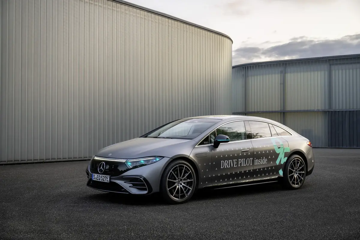 Mercedes, feux de position, auto drive, auto pilote, conduite autonome, innovation, bleu turquoise, premier