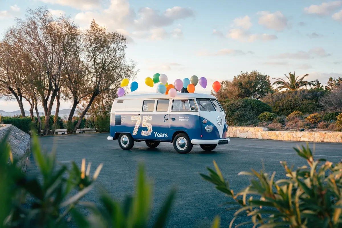 Combi Volkswagen Volkswagen Véhicules Utilitaires T1 Volkswagen Van emblématique ID. Buzz électrique Histoire du Combi Évolution automobile Mouvement hippie Mobilité électrique 75 ans Combi