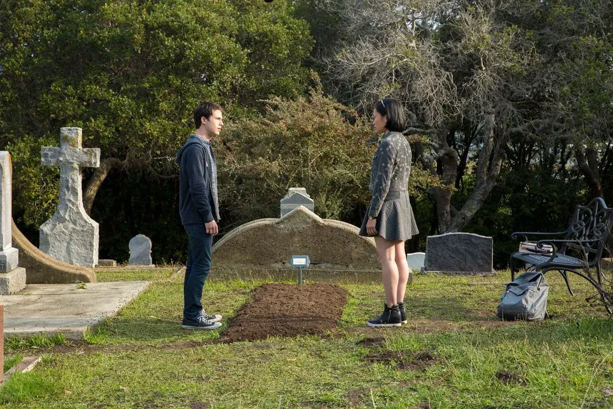 La série 13 Reasons Why, met en scène un lycéen qui découvre des cassettes laissées par une camarade suicidée, expliquant les raisons de son geste (Source: Netflix)