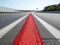 Ligne rouge mystérieuse sur l'autoroute : vous allez rire jaune