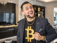 Ils ont mis 500 € en crypto et vivent sans patron : mythe ou réalité ?