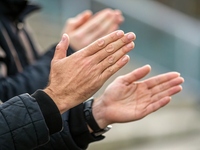 Acoustique : les applaudissements pourraient-ils remplacer l’appel en classe ?