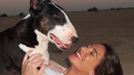 Cette influenceuse a du coeur et rentre à Dubaï exprès pour retrouver ses animaux de compagnie