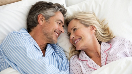 Les secrets des femmes de 50 ans pour des moments sous la couette épanouis et sans tabou