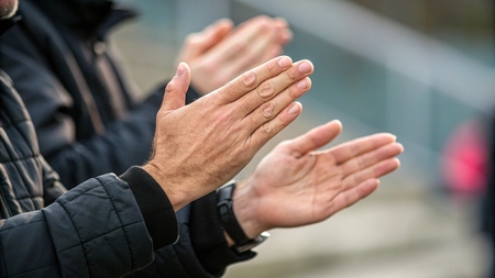 Acoustique : les applaudissements pourraient-ils remplacer l’appel en classe ?