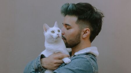 Pourquoi les hommes cachent leur chat sur les applis de rencontre (et pourquoi c'est un problème)